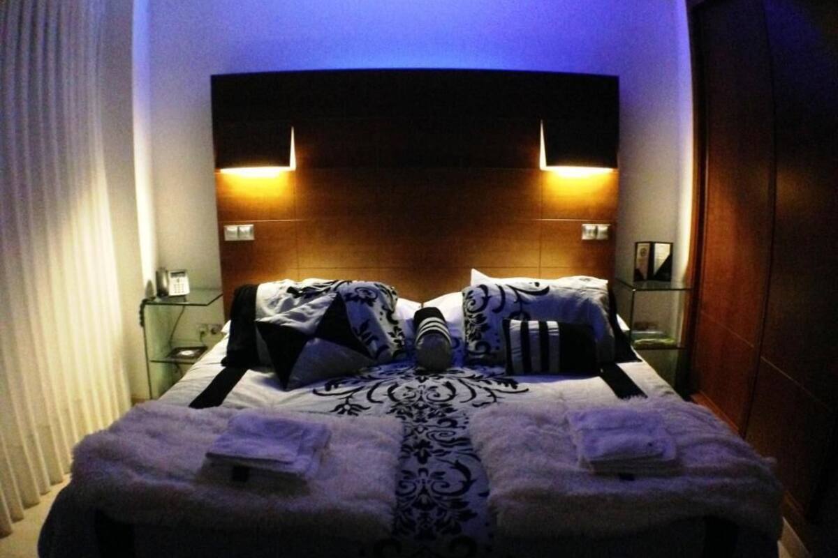 Edredons de pluma, camas Select Comfort, frigobar, cofres nos quartos