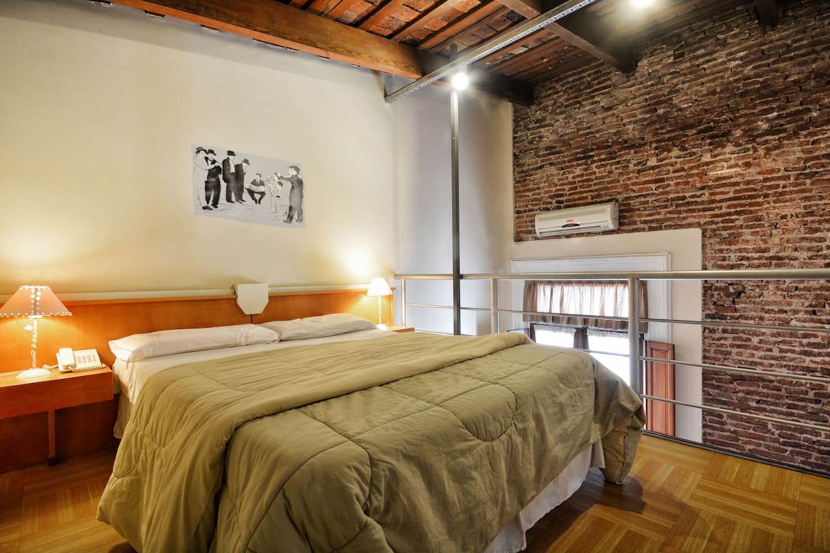 Desk, soundproofing, free WiFi, bed sheets