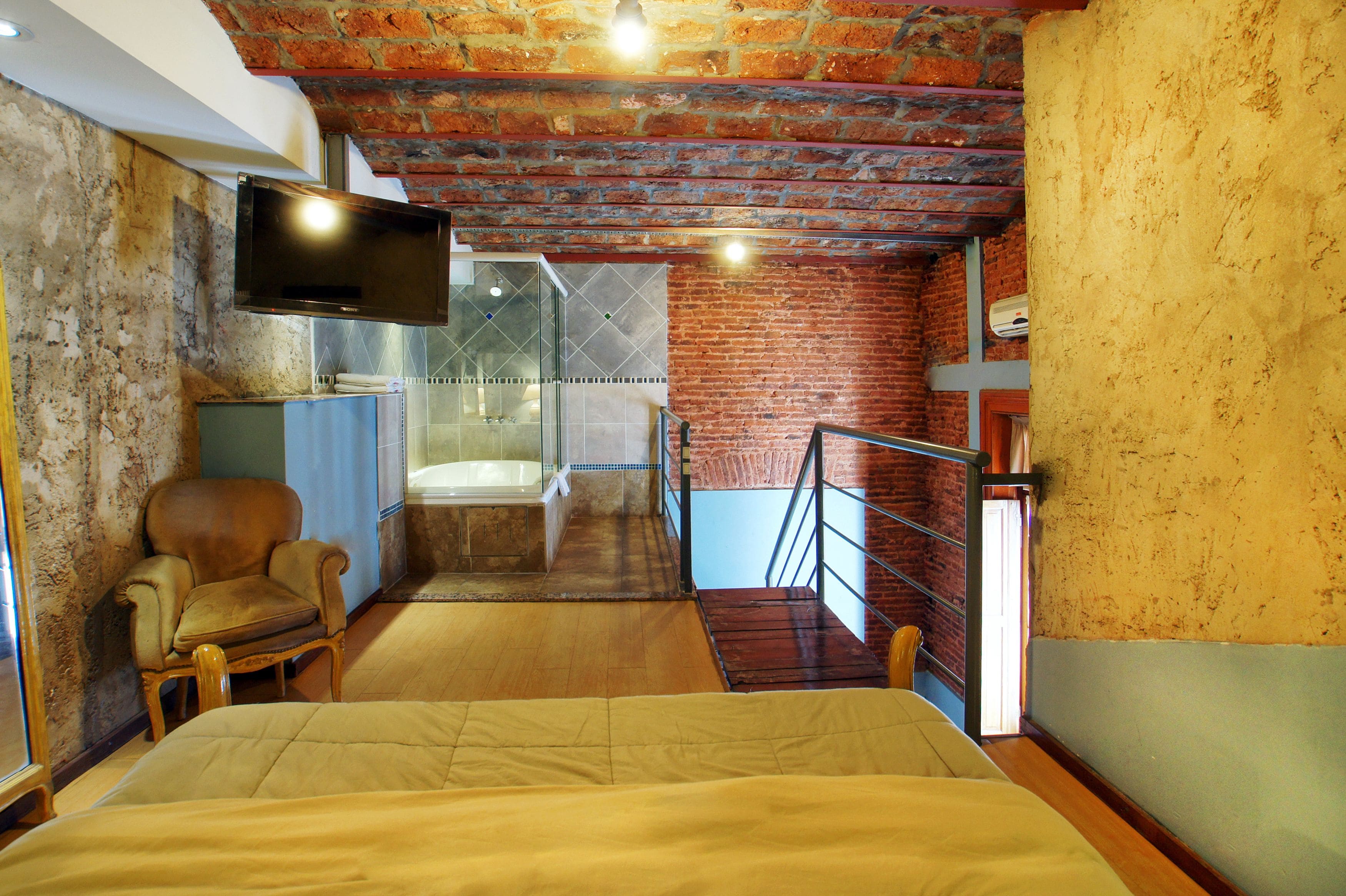 Desk, soundproofing, free WiFi, bed sheets