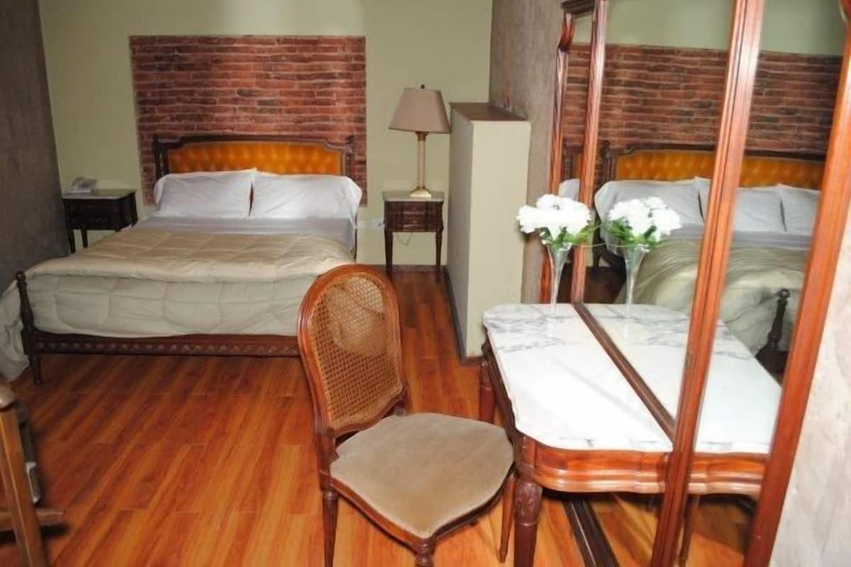 Desk, soundproofing, free WiFi, bed sheets