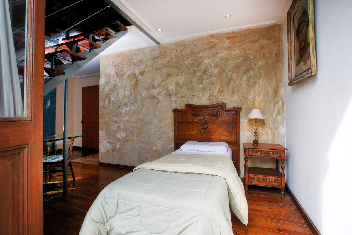 Desk, soundproofing, free WiFi, bed sheets