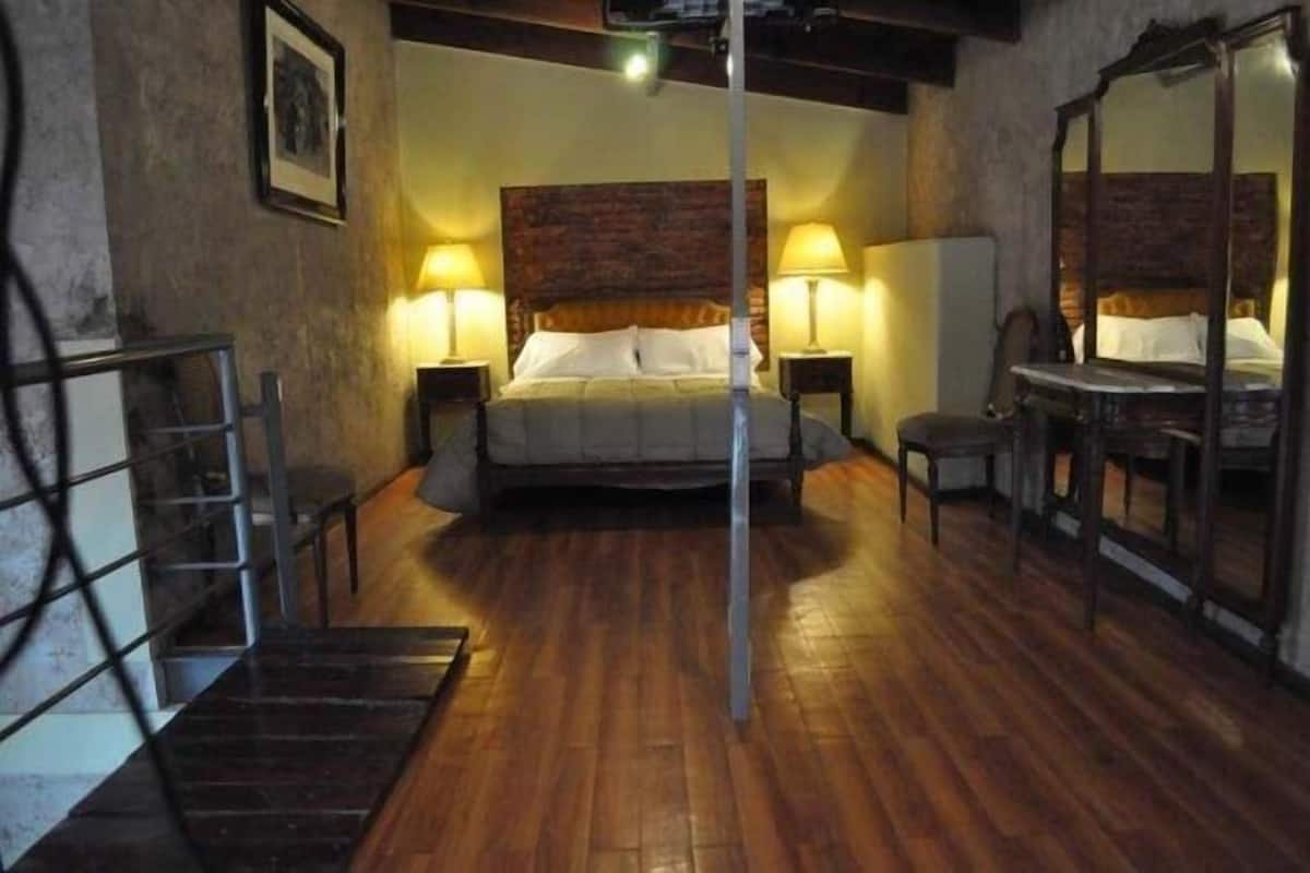 Desk, soundproofing, free WiFi, bed sheets