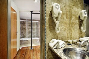 Rainfall showerhead, free toiletries, hair dryer, bidet - La Fresque Hotel (Buenos Aires)