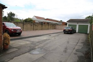 Free self parking - All Seasons Guest House (Oxford)