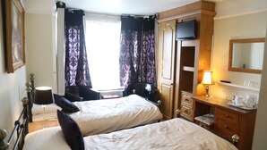 Twin Room, Ensuite | Iron/ironing board (on request), WiFi (free), bed sheets - All Seasons Guest House (Oxford)