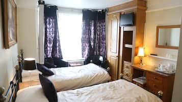 Twin Room, Ensuite | Iron/ironing board, free WiFi, bed sheets
