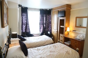 Chambre avec lits jumeaux, salle de bains attenante | Fer et planche à repasser, Wi-Fi gratuit, draps fournis