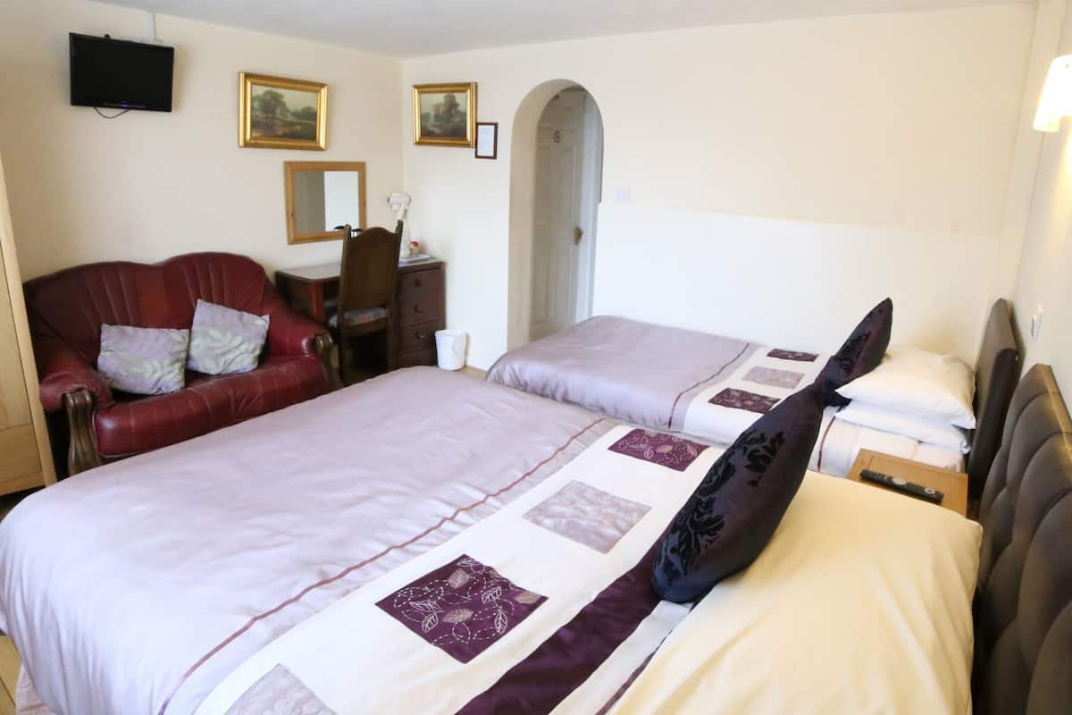 Iron/ironing board, free WiFi, bed sheets