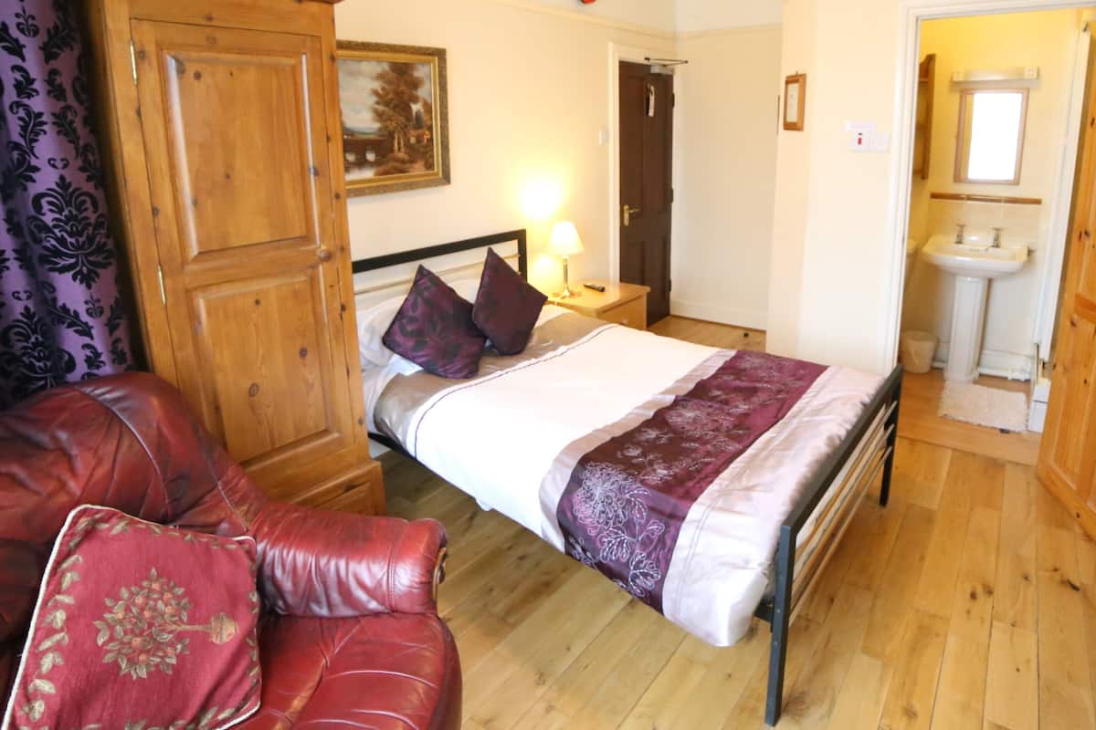 Iron/ironing board, free WiFi, bed sheets