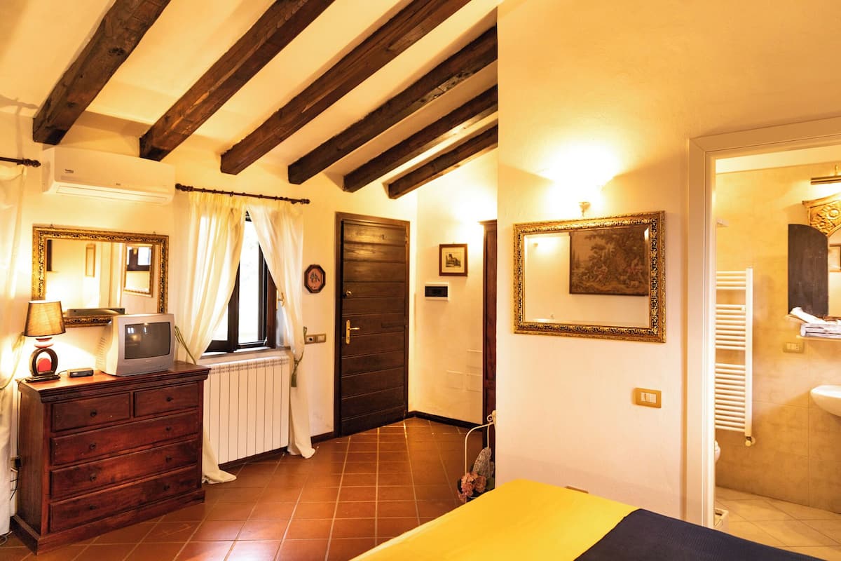 Superior Double Room | Minibar, individually decorated, desk, blackout curtains