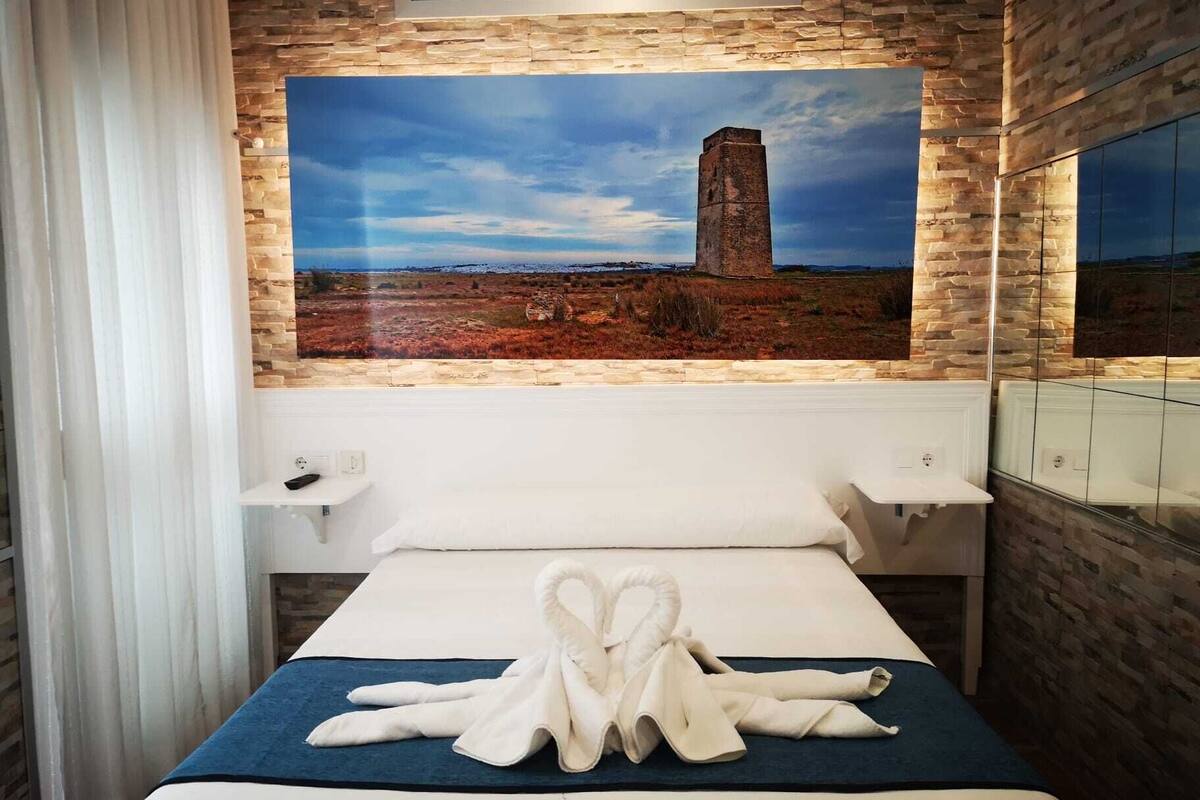 Habitación doble económica | Minibar, caja de seguridad en la habitación, wifi gratis y ropa de cama