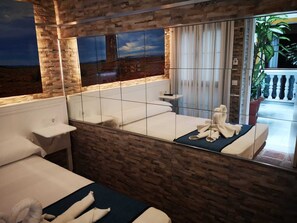 Minibar, caja de seguridad en la habitación, wifi gratis y ropa de cama 