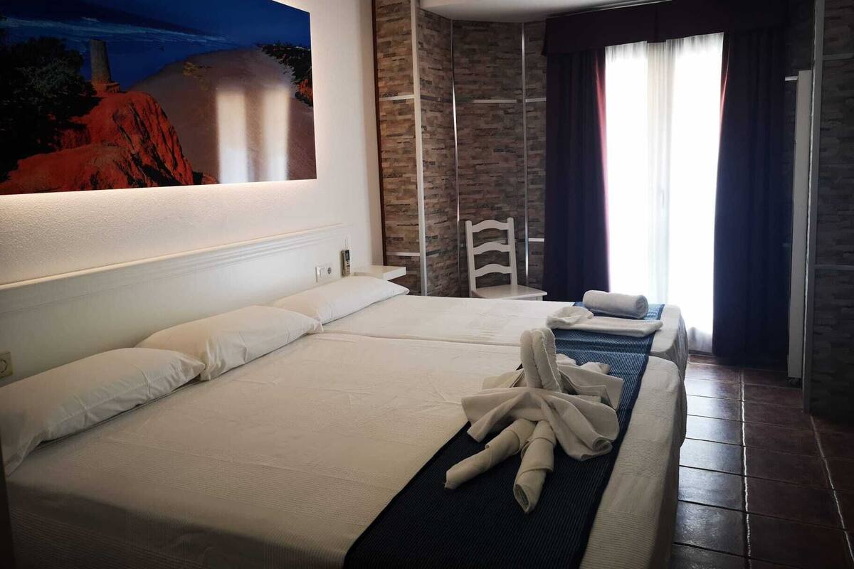 Habitación triple | Minibar, caja de seguridad en la habitación, wifi gratis y ropa de cama