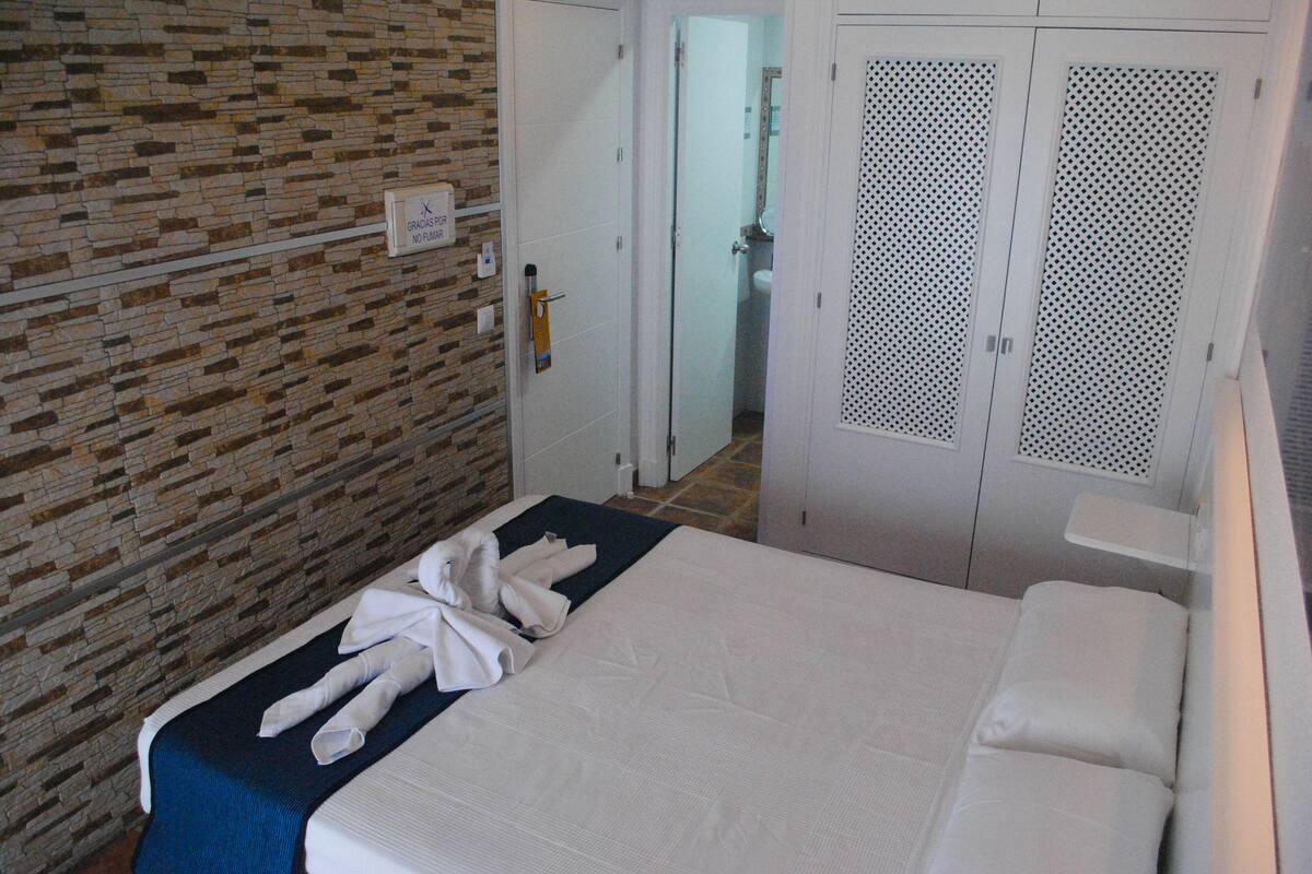 Habitación doble (Exterior) | Minibar, caja de seguridad en la habitación, wifi gratis y ropa de cama