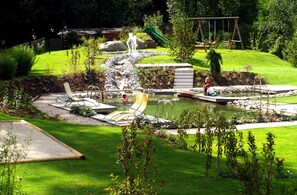 สระว่ายน้ำกลางแจ้ง, สระว่ายน้ำธรรมชาติ, เก้าอี้อาบแดดริมสระ