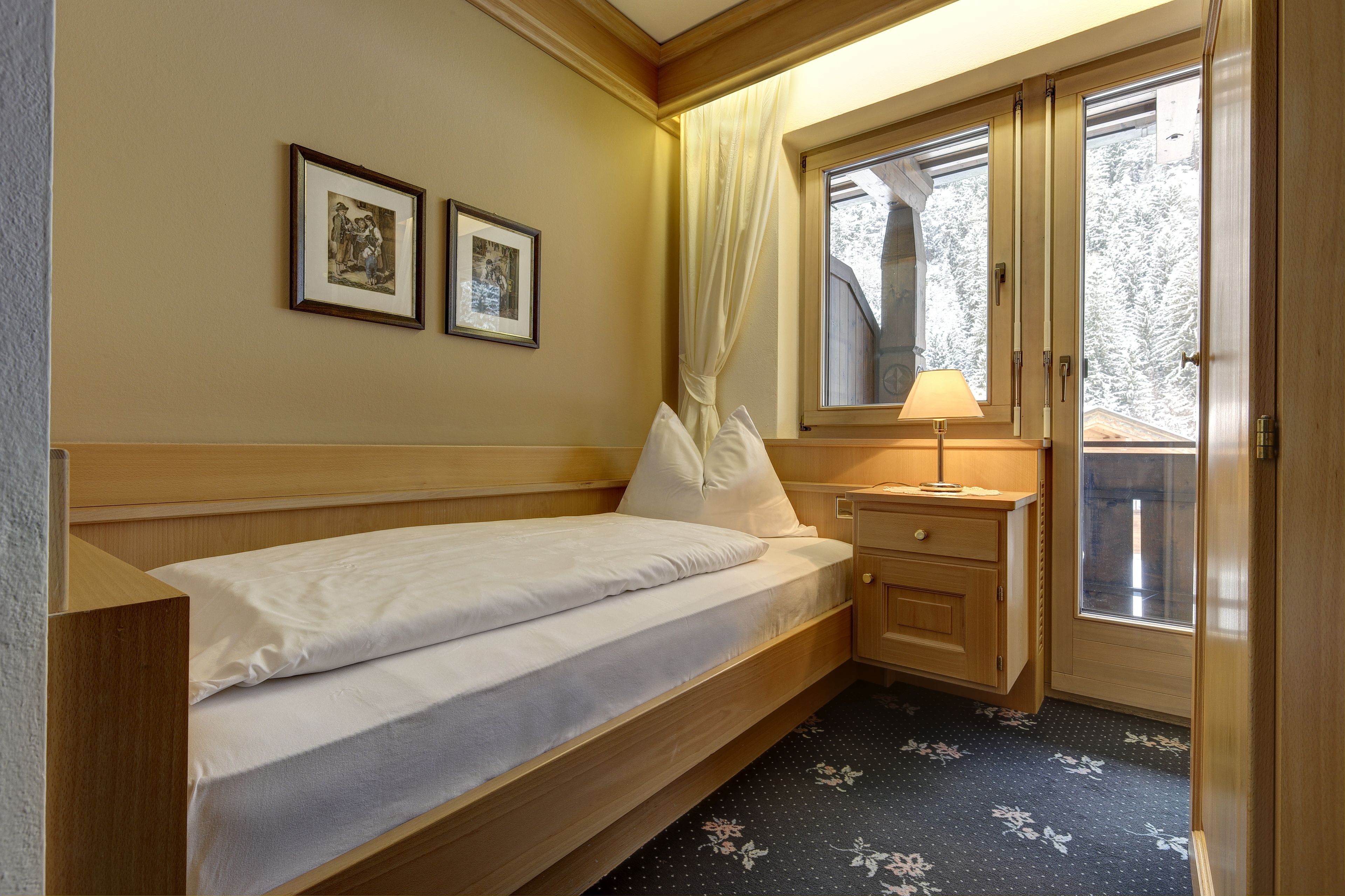 double room single use | soundproofing, free wifi, bed sheets