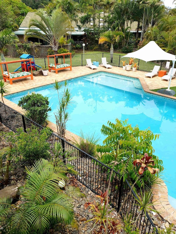 Piscine extérieure, cabanons gratuits, parasols de plage