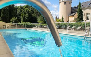 Piscine extérieure (ouverte en saison), parasols de plage