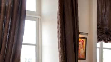En matplats med ett bord dukat för frukost, en lampa och gardiner.