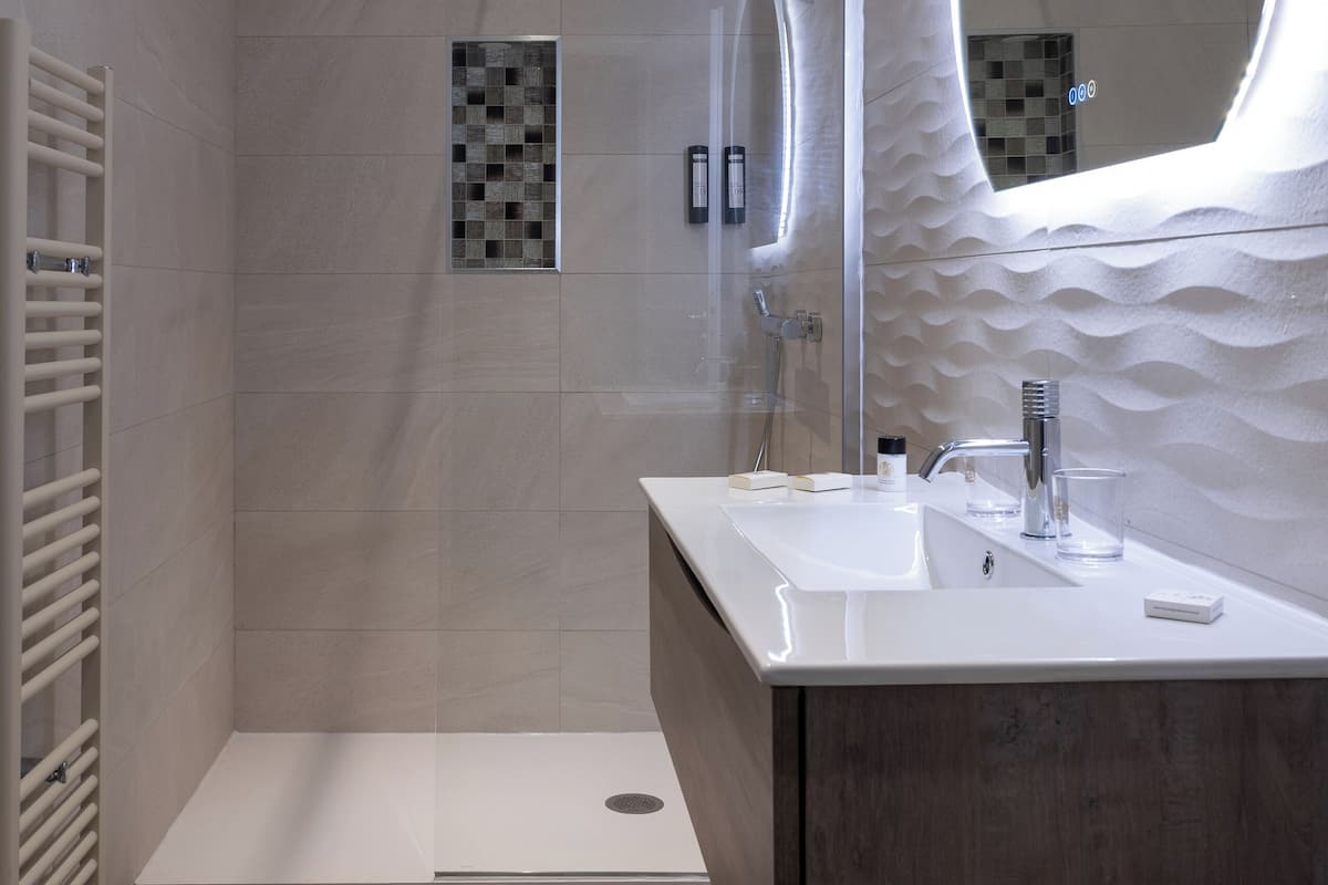 superior room (outbuildings) | bathroom | hair dryer, towels, soap, shampoo