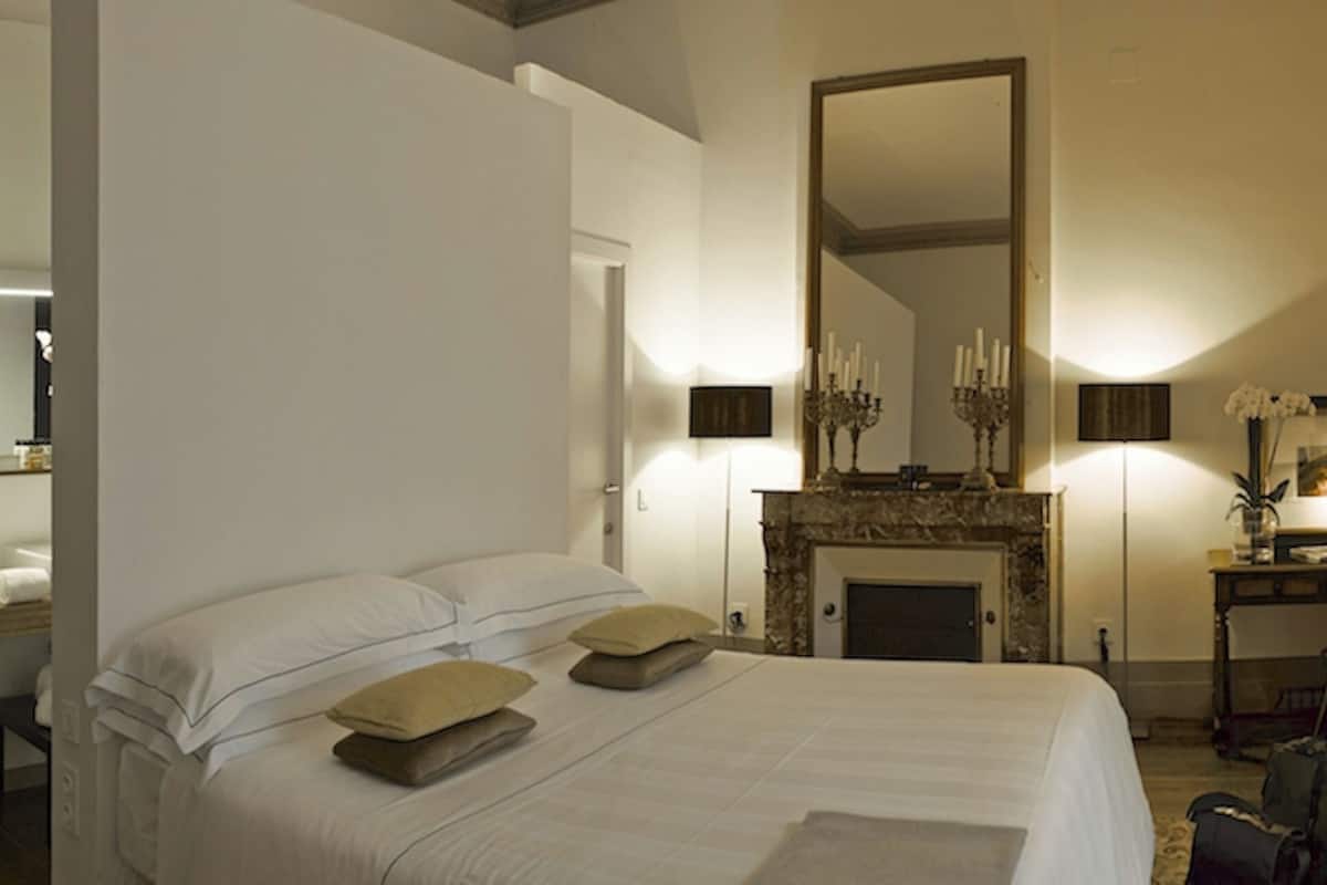 Egyptian cotton sheets, Select Comfort beds, in-room safe, desk