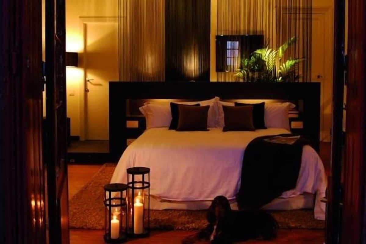 Egyptian cotton sheets, Select Comfort beds, in-room safe, desk