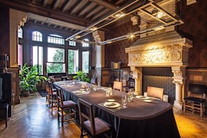 Dinner served, French cuisine, garden views - Château La Thuilière (Saint-Front-de-Pradoux)