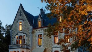A large stone building with multiple windows and a prominent staircase. - Château La Thuilière (Saint-Front-de-Pradoux)