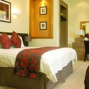 Desk, iron/ironing board, free WiFi, bed sheets - Strangford Arms Hotel Newtownards (Newtownards)