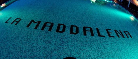 Uma piscina com as palavras "LA MADALENA" escritas na superfície.