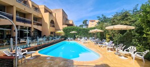 Outdoor pool, pool umbrellas, pool loungers - Hôtel Le Maritime (Argelès-sur-Mer)