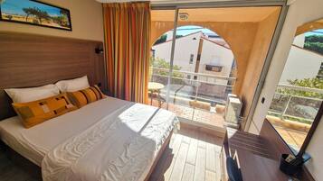 Ropa de cama de alta calidad, escritorio, cunas gratuitas y wifi gratis