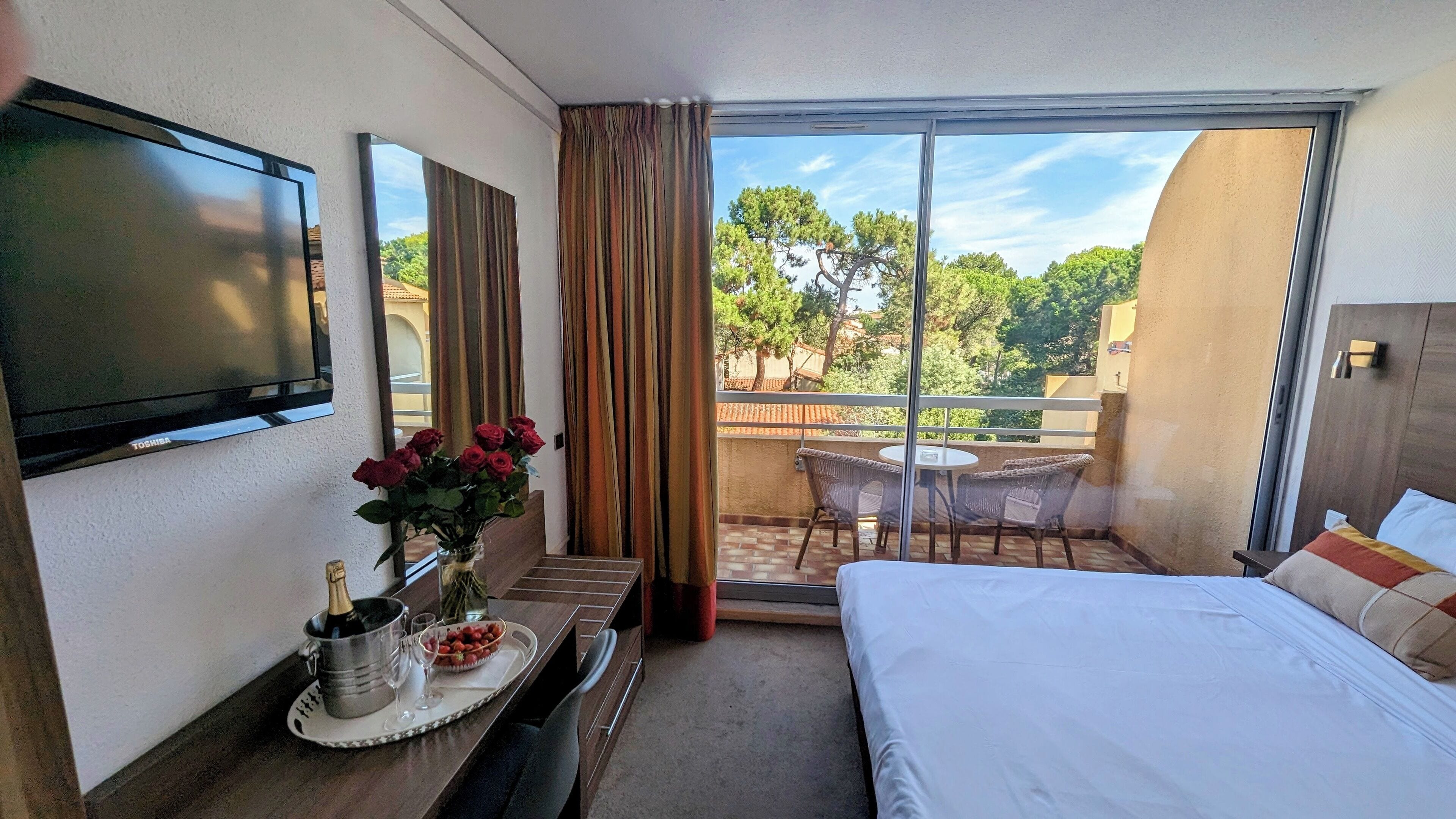 Habitación doble Confort | Ropa de cama de alta calidad, escritorio, cunas gratuitas y wifi gratis 