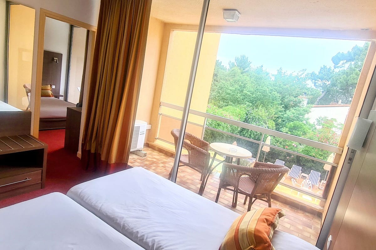 Ropa de cama de alta calidad, escritorio, cunas gratuitas y wifi gratis