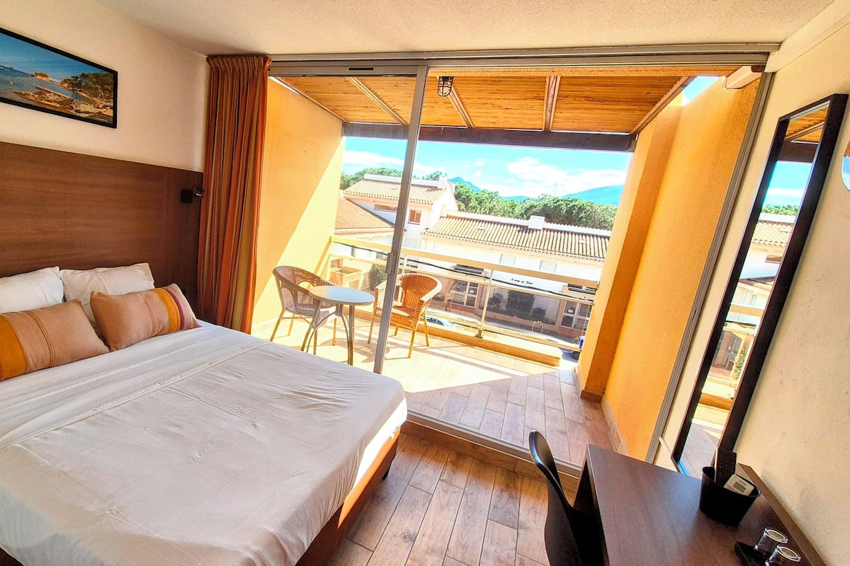 Ropa de cama de alta calidad, escritorio, cunas gratuitas y wifi gratis