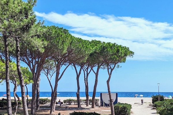 Ubicación cercana a la playa, arena blanca y toallas de playa