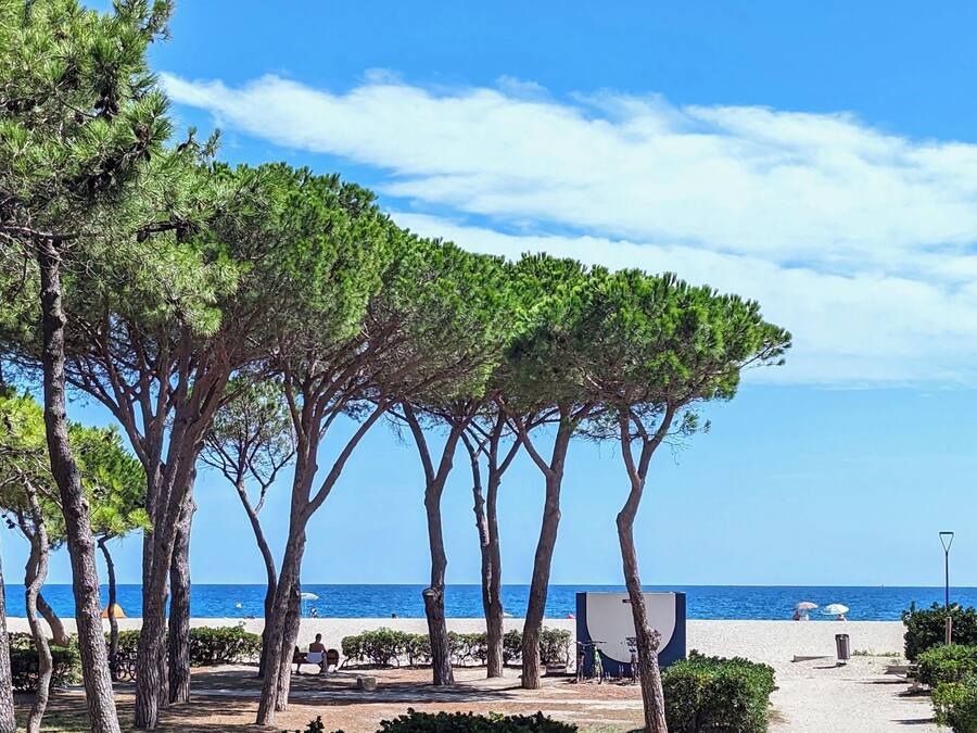 Ubicación cercana a la playa, arena blanca y toallas de playa