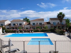 Seasonal outdoor pool, sun loungers - Terres de France - Résidence Les Hauts du Maquis (Linguizzetta)