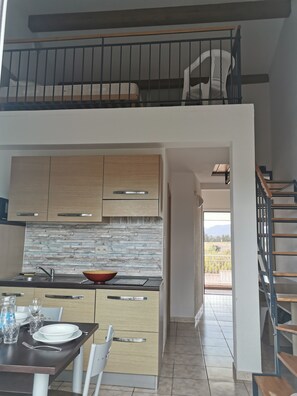 Apartament familiar, 2 dormitoris (6 pax) | Sala d'estar | Televisor de pantalla plana de 50 cm amb canals per satèl·lit 