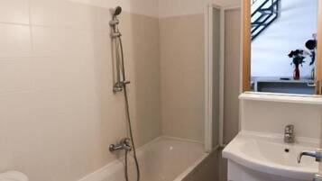 Un baño con inodoro, bañera y lavabo.