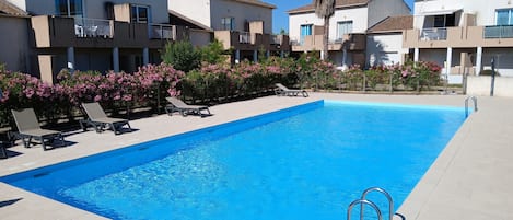 Piscina externa sazonal, funciona das 9h às 20h, guarda-sóis