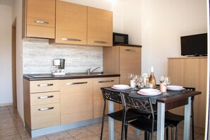 Peti sejuk/penyejuk beku saiz penuh, ketuhar gelombang mikro, dapur 