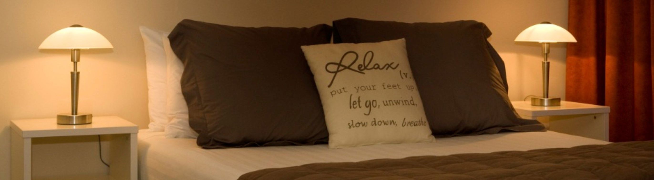 Literie de qualité, couette en duvet, lit avec matelas à plateau-coussin