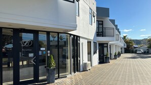 En moderne bygning med et receptionsområde, en balkon og en belagt indkørsel.