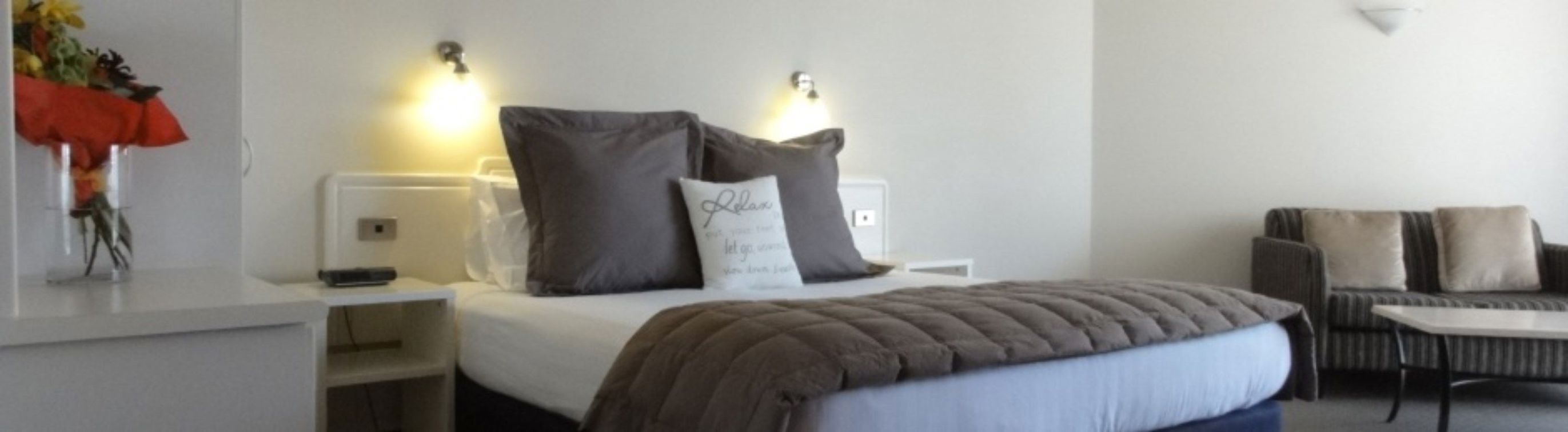 Literie de qualité, couette en duvet, lit avec matelas à plateau-coussin