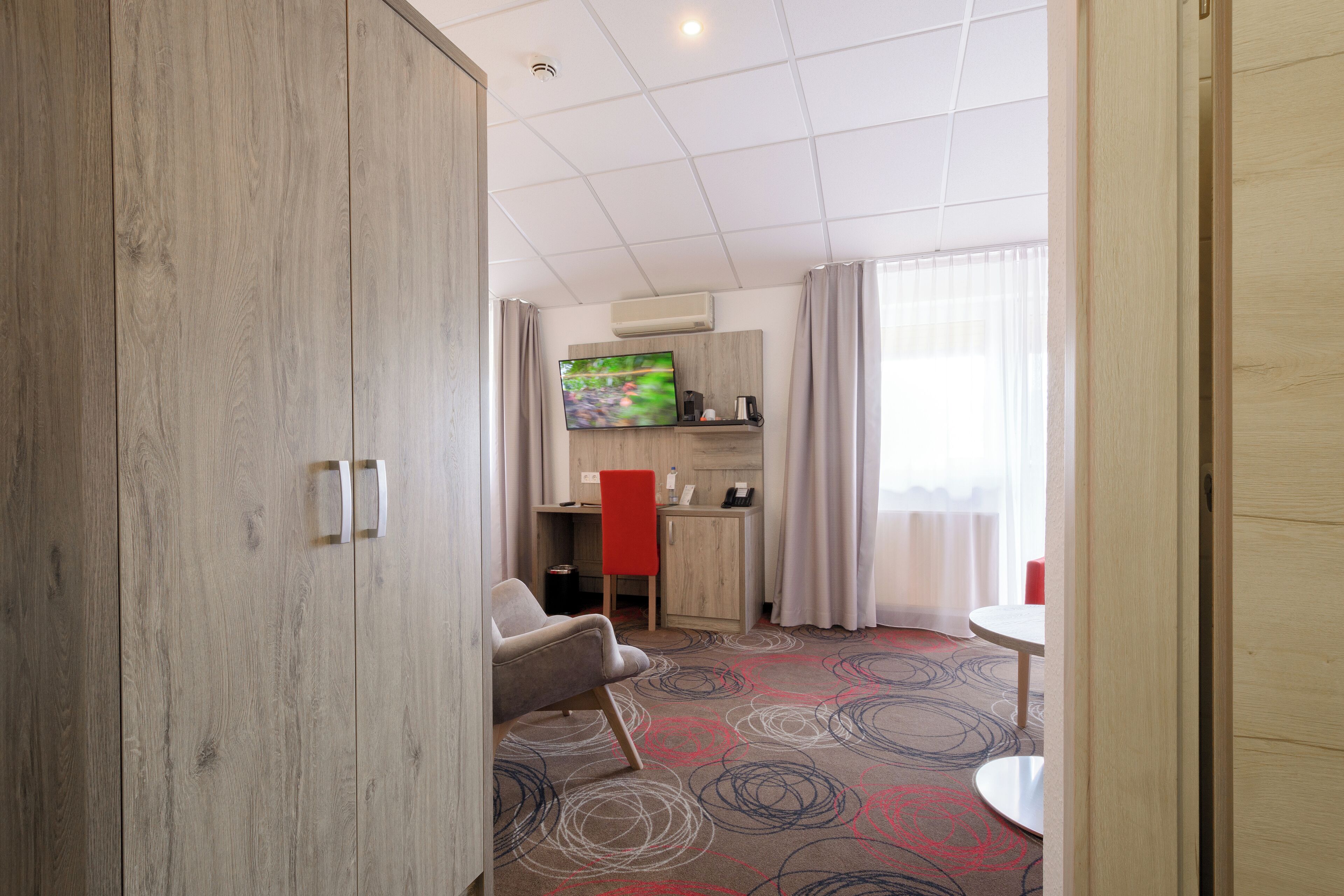 舒适双人房 | 高档床上用品、迷你吧、客房内保险箱、办公桌