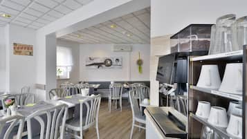 Petit déjeuner buffet (16 EUR par personne)