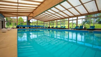 Una piscina al aire libre de temporada