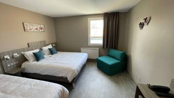 Eenvoudige driepersoonskamer | Een bureau, gratis wifi