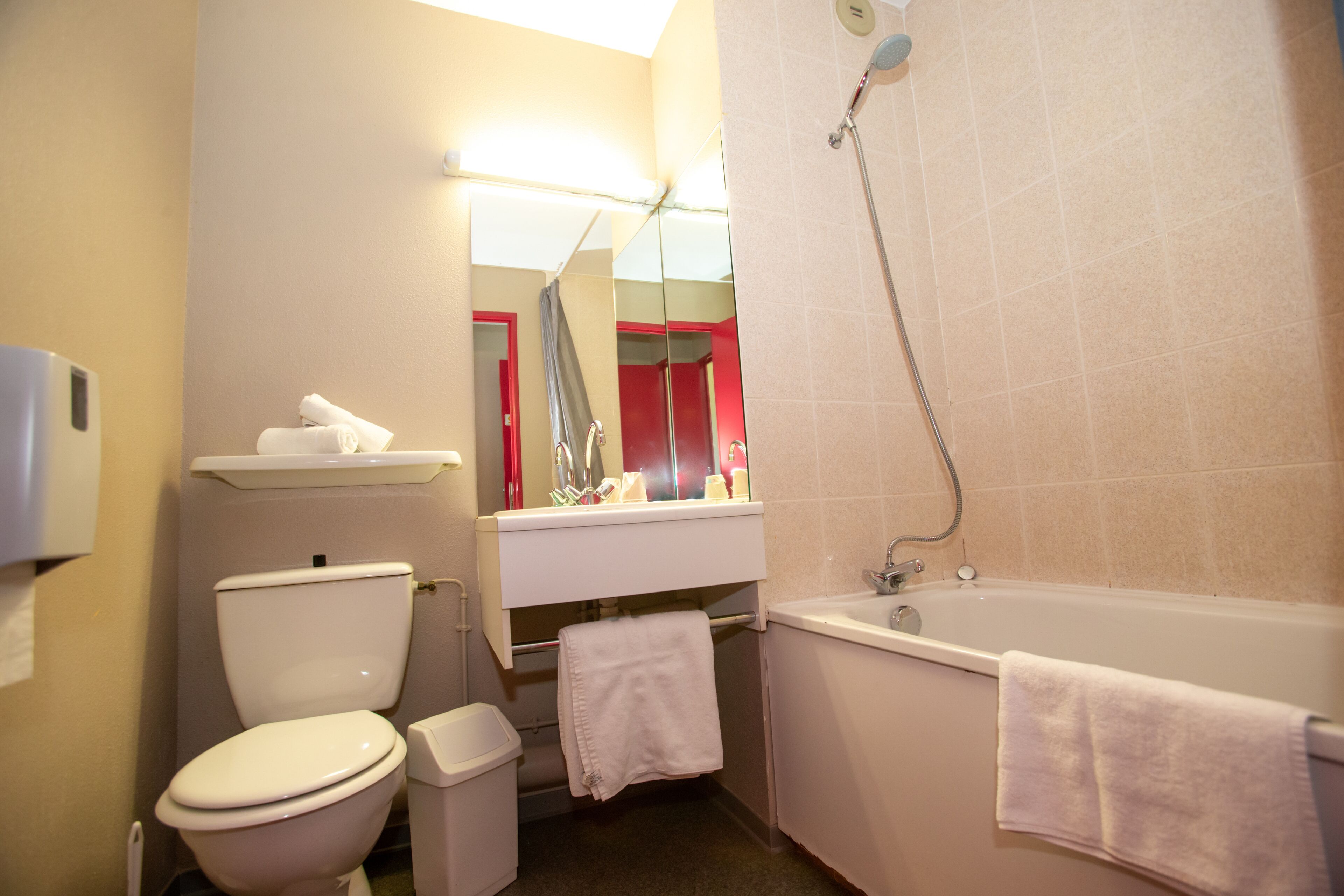 Een badkamer met toilet, wastafel en bad.